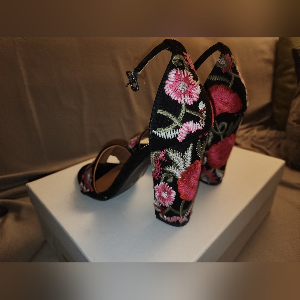 Womens floral embroidered high heels, size 6.5